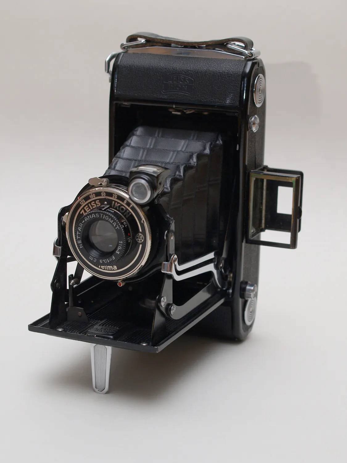 Zeiss Ikon Nettar, photographed for the collection.